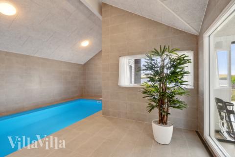 Sommerhus 617 er indrettet med en lækker poolafdeling med vandrutsjebane, dejlig stor indbygget spabad og sauna