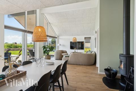 Det store lyse opholdrum i luksushus nr. 618 til 16.