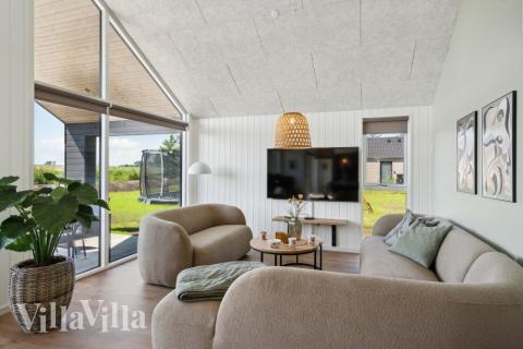 Sofaen i luksushus 618 i Fyn og øer indbyder til brætspil eller at se en film sammen.