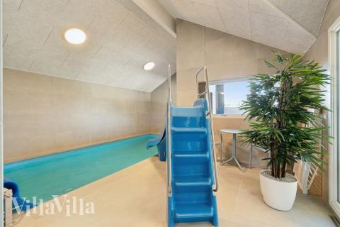 Sommerhus 618 er indrettet med en lækker poolafdeling med vandrutsjebane, dejlig stor indbygget spabad og sauna