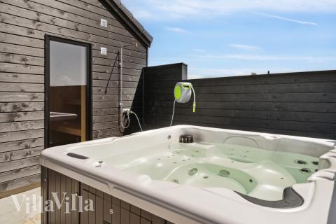 Nyd varmen i spaen i luksushus nr. 618 i Fyn og øer