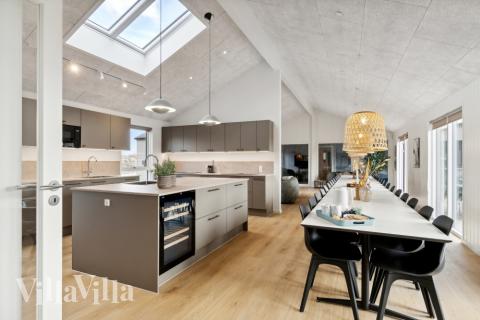 Køkkenet i luksushus nr. 619 er udstyrret, så I let kan lave mad til 30 personer.