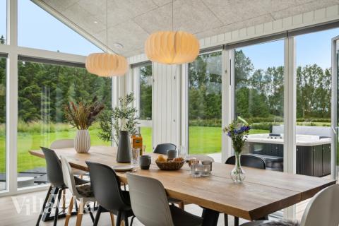 I kan sagtens side 12 personer sammen i sommerhusets opholdsrum, når I besøger luksushus 620 i Lolland/Falster/Møn.