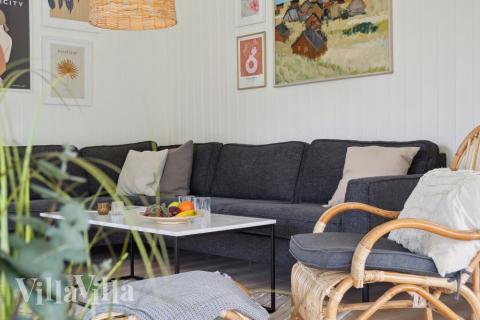 Sofaen i luksushus 620 i Lolland/Falster/Møn indbyder til brætspil eller at se en film sammen.