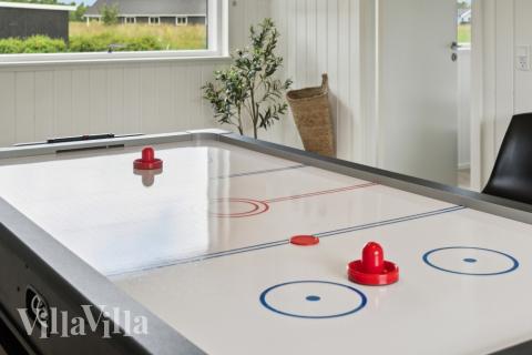 Luksushus 620 til 12 personer byder på et stort aktivitetsrum med bl.a. billard og dart