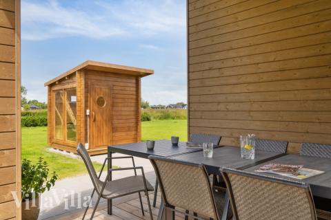 Nyd en grillaften på terrassen i luksushus nr. 620 i Lolland/Falster/Møn