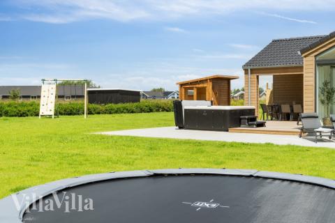 I det attraktive aktivitesrum i luksushus nr. 620 i Lolland/Falster/Møn  er der masser af udendørs aktiviteter, f.eks. legetårn og gynge