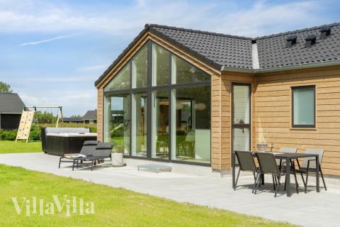 Luksushus nr. 620 har en dejlig terrasse med gode havemøbler til 12 personer.