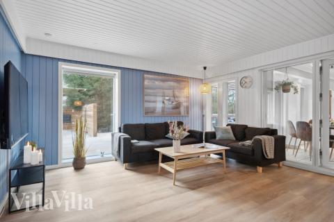 Der er mulighed for hygge i sommerhusets sofaarrangement, når I besøger luksushus nr. 623
