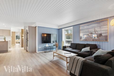 Sofaen i luksushus 623 i Vestjylland indbyder til brætspil eller at se en film sammen.