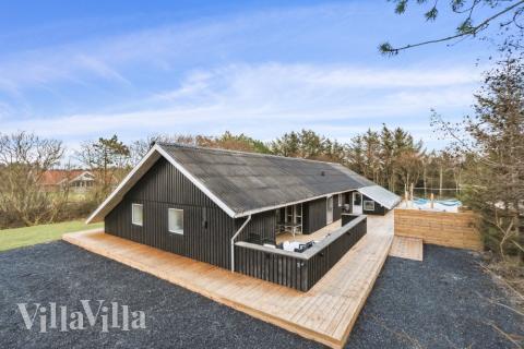 Dette skønne poolhus nr. 623 med plads til 15 personer ligger i Vestjylland