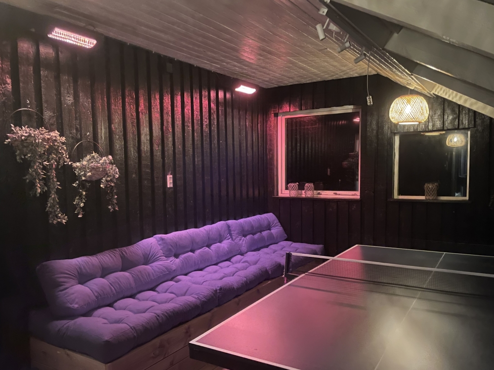 På terrassen i sommerhus nr. 623 er der plads til 15 personer.