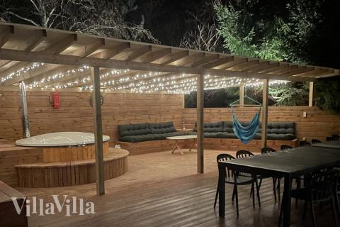 Nyd en grillaften på terrassen i luksushus nr. 623 i Vestjylland