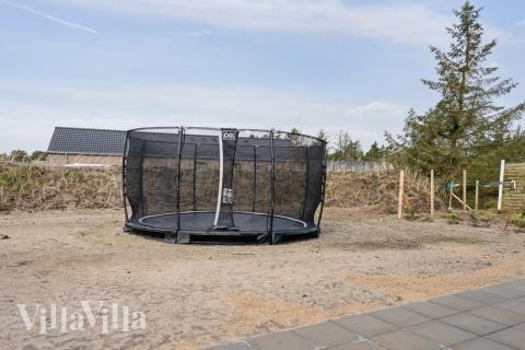 I det attraktive aktivitesrum i luksushus nr. 624 i Sydjylland  er der masser af udendørs aktiviteter, f.eks. legetårn og gynge