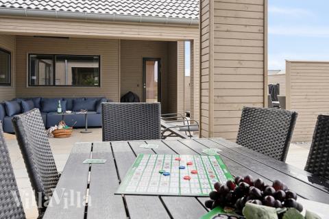 På terrassen i sommerhus nr. 624 er der plads til 14 personer.