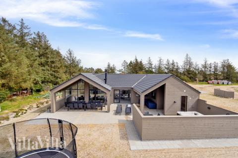 Dette skønne poolhus nr. 624 med plads til 14 personer ligger i Sydjylland