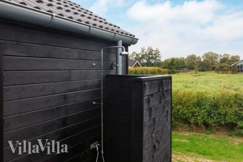 I det attraktive aktivitesrum i luksushus nr. 625 i Lolland/Falster/Møn  er der masser af udendørs aktiviteter, f.eks. legetårn og gynge