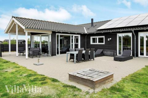 På terrassen i sommerhus nr. 626 er der plads til 14 personer.