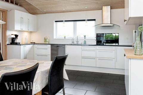 Køkkenet i luksushus nr. 626 er godt indrettet.