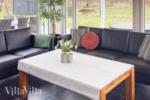 Sofaen i luksushus 626 i Lolland/Falster/Møn indbyder til brætspil eller at se en film sammen.