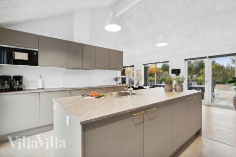 Køkkenet i luksushus nr. 627 er udstyrret, så I let kan lave mad til 20 personer.