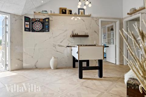 Luksushus 629 til 20 personer byder på et stort aktivitetsrum med bl.a. billard og dart