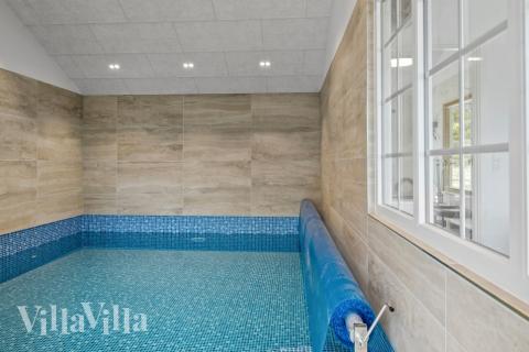 Sommerhus 629 er indrettet med en lækker poolafdeling med vandrutsjebane, dejlig stor indbygget spabad og sauna