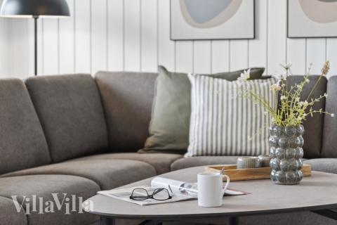 Der er mulighed for hygge i sommerhusets sofaarrangement, når I besøger luksushus nr. 631