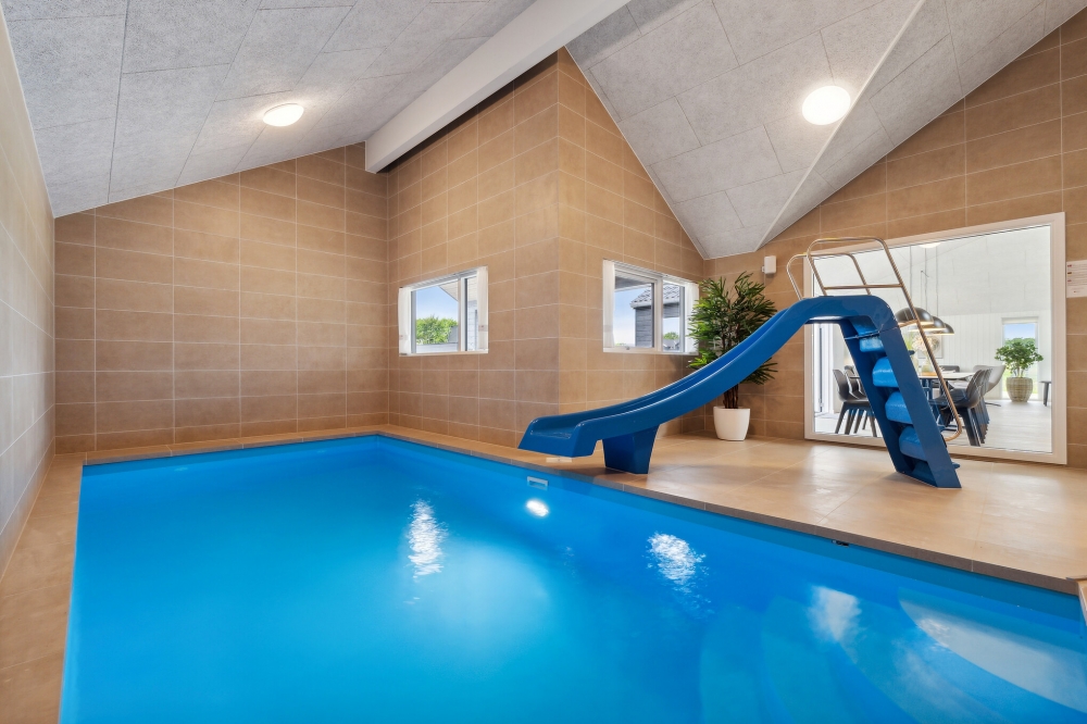 Sommerhus 631 er indrettet med en lækker poolafdeling med vandrutsjebane, dejlig stor indbygget spabad og sauna