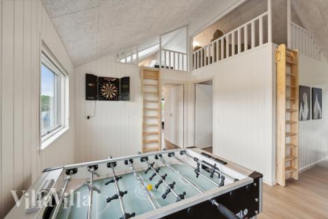 Luksushus 631 til 18 personer byder på et stort aktivitetsrum med bl.a. billard og dart