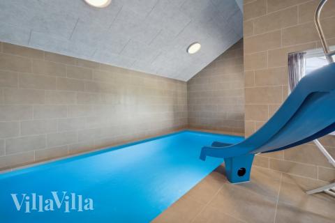 Sommerhus 632 er indrettet med en lækker poolafdeling med vandrutsjebane, dejlig stor indbygget spabad og sauna