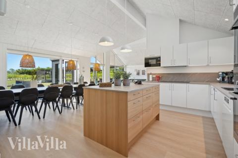 Køkkenet i luksushus nr. 633 er udstyrret, så I let kan lave mad til 18 personer.