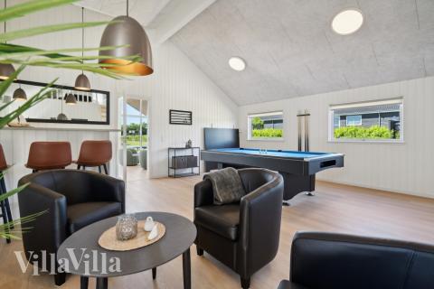 Dyst i sommerhusets aktivitetsrum, når I besøger luksushus nr. 633 i Sydjylland.