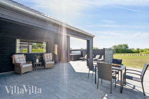 På terrassen i sommerhus nr. 633 er der plads til 18 personer.