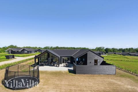 Flot sommerhus nr. 633 med god plads til op til 18 personer