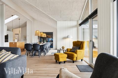 Det store lyse opholdrum i luksushus nr. 634 til 18.