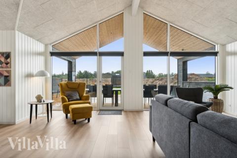 Sofaen i luksushus 634 i Nordjylland indbyder til brætspil eller at se en film sammen.