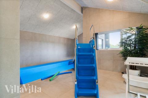 Sommerhus 634 er indrettet med en lækker poolafdeling med vandrutsjebane, dejlig stor indbygget spabad og sauna