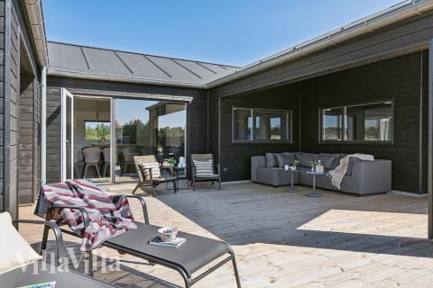 På terrassen i sommerhus nr. 634 er der plads til 18 personer.