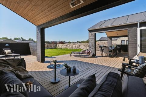 Stor terrasse ved luksushus nr. 634 i Nordjylland.