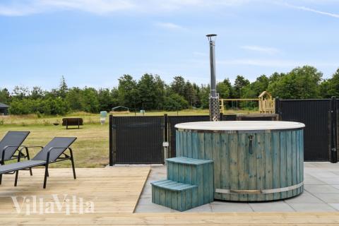 I det attraktive aktivitesrum i luksushus nr. 636 i Nordjylland  er der masser af udendørs aktiviteter, f.eks. legetårn og gynge