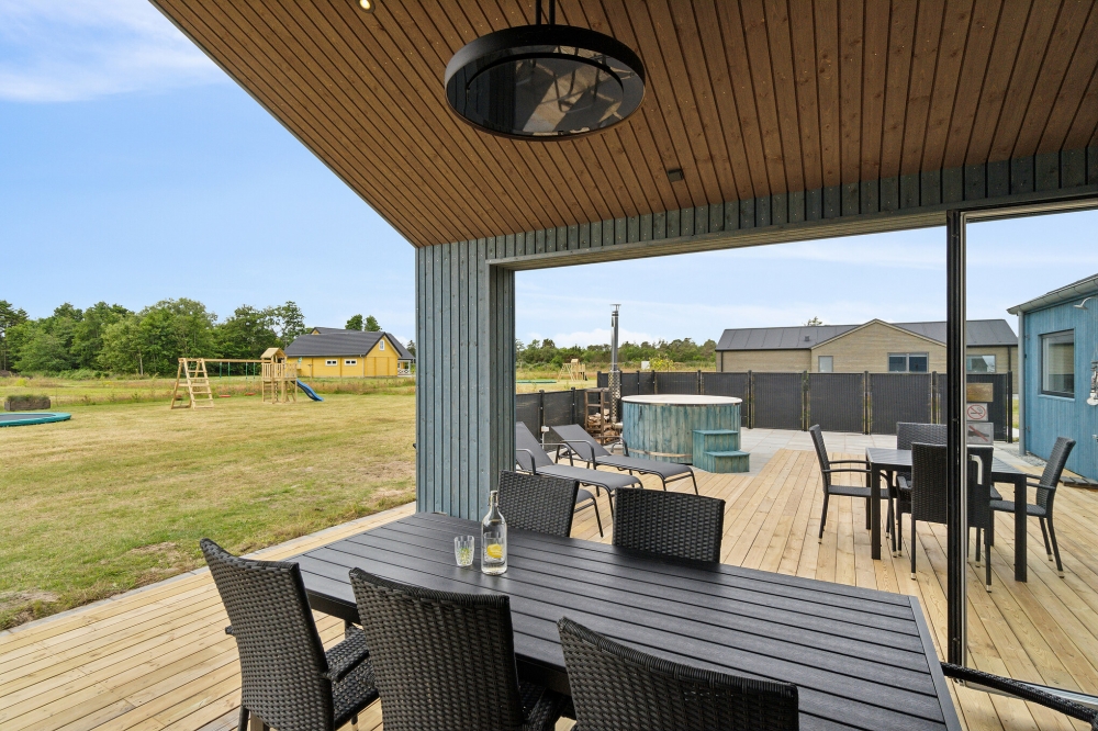 Nyd en grillaften på terrassen i luksushus nr. 636 i Nordjylland