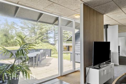 Sofaen i luksushus 637 i Nordjylland indbyder til brætspil eller at se en film sammen.