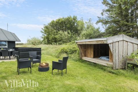 I det attraktive aktivitesrum i luksushus nr. 637 i Nordjylland  er der masser af udendørs aktiviteter, f.eks. legetårn og gynge