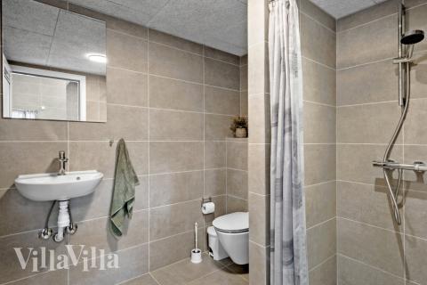 Der er bad med brus i luksushus nr. 638 til 16 personer.