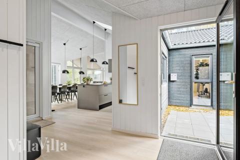 Den rummelige entre i luksushus nr. 638 i Nordsjælland