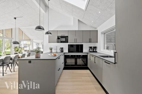 Køkkenet i luksushus nr. 638 er udstyrret, så I let kan lave mad til 16 personer.