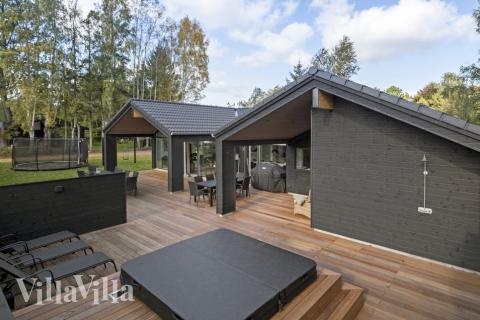 På terrassen i sommerhus nr. 638 er der plads til 16 personer.