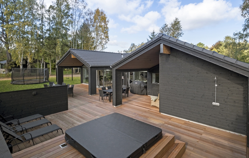 På terrassen i sommerhus nr. 638 er der plads til 16 personer.