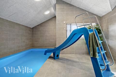 Sommerhus 638 er indrettet med en lækker poolafdeling med vandrutsjebane, dejlig stor indbygget spabad og sauna